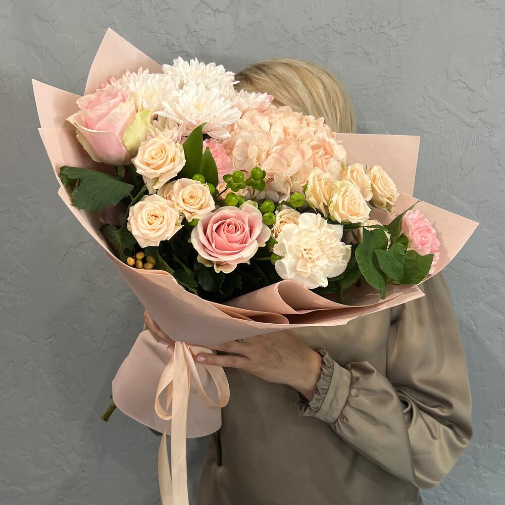 Букет из розовых, кремовых, бежевых, белых роз «Полет чувств»